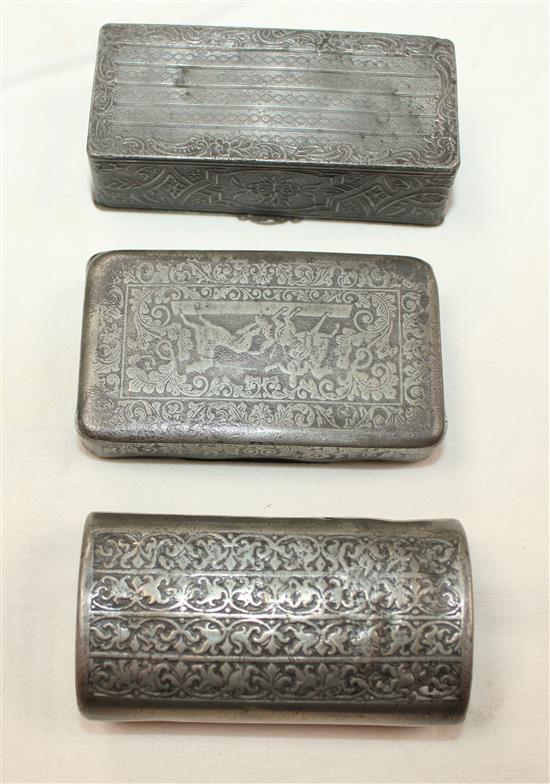 Three early 19th century pewter snuff boxes, largest 3.5in.